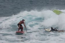 STAND UP PADDLE DOG STYLE IN HAWAII