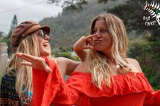 SKYLA & SOFIE TAKE HAWAII – AN ISLAND SUP ADVENTURE