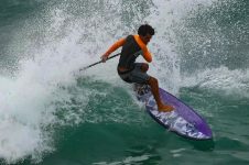 SUP SURFING IN CLEAN OFFSHORE WINDS