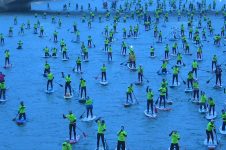 PADDLE BOARDERS INVADE THE SEINE IN PARIS | AFP